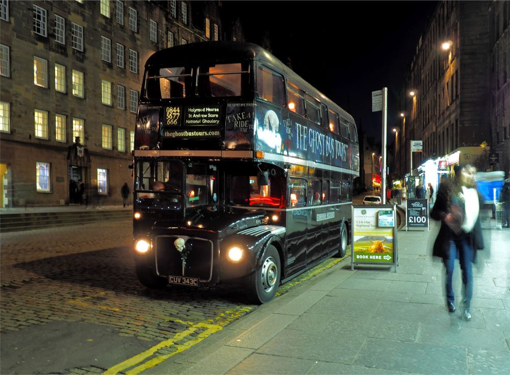 Haltestelle der Ghost Bus Tour in Edinburgh bei Nacht