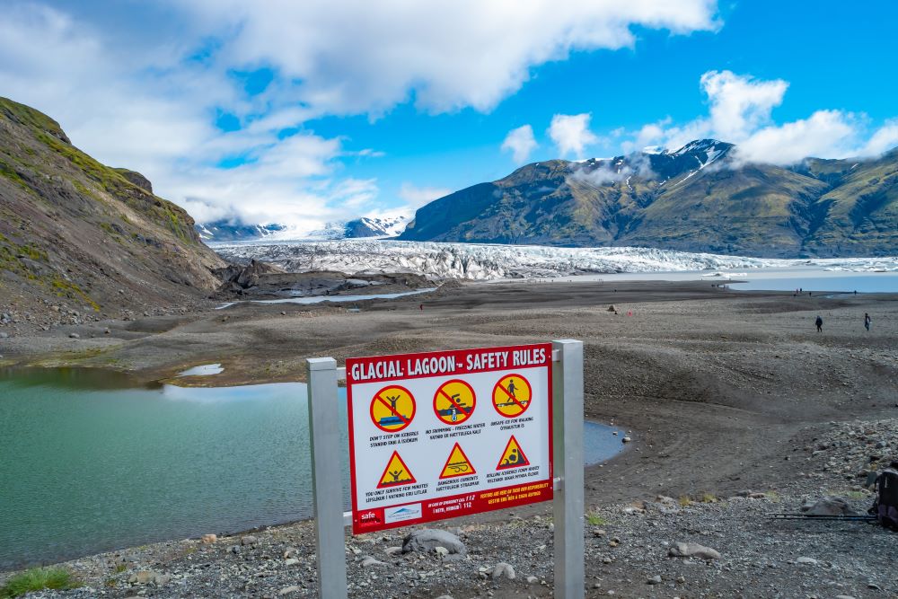 Hinweistafel am Skaftafell Nationalpark wo die Gletscher Touren zum Vatnajökull starten