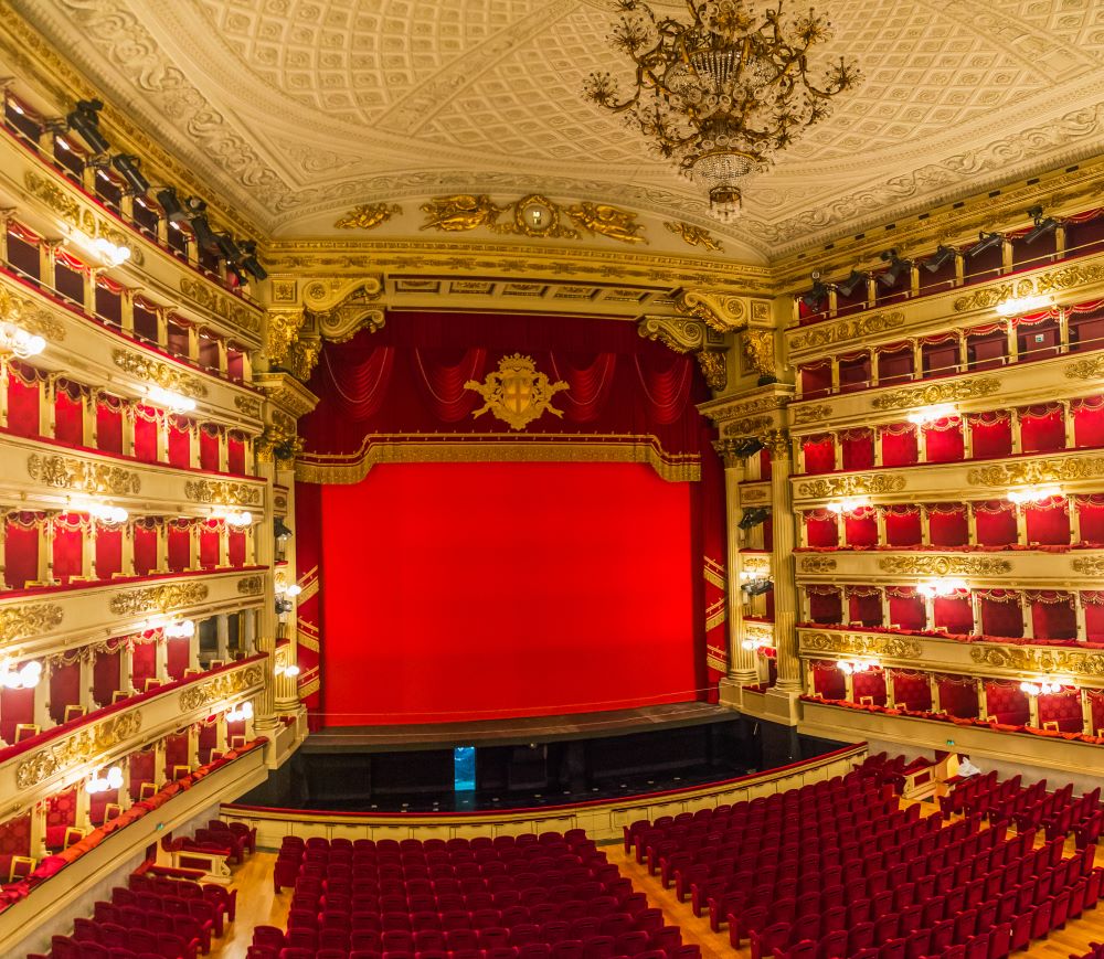 Imposanter Saal der Oper Scala in Mailand