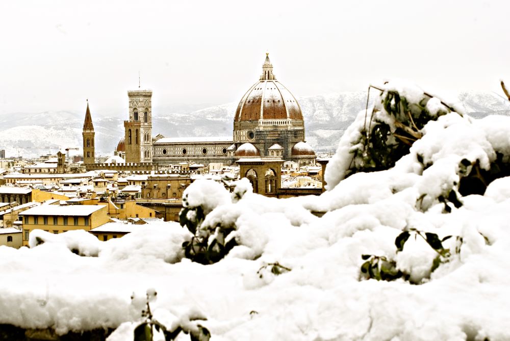 Malerisch verschneites Florenz mit Dom und Kuppel im Hintergrund