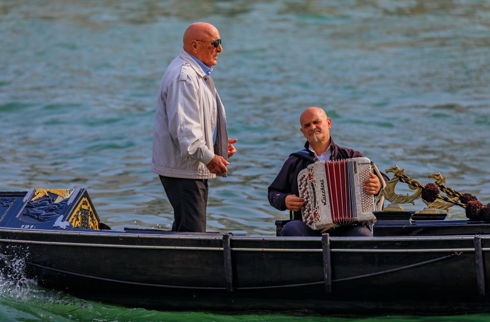 Musiker und Sänger bei einer Gondelfahrt in Venedig