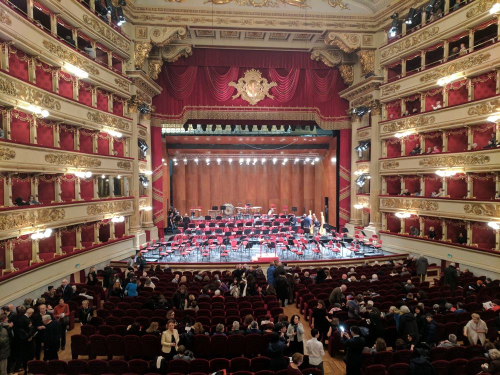 Pause während eines Konzerts in der Scala