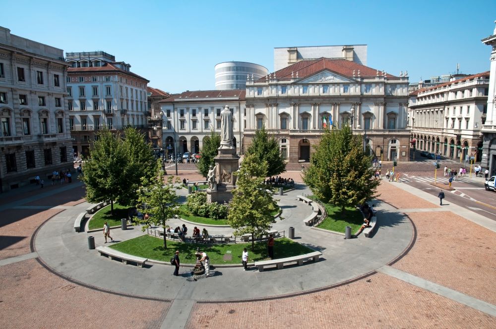 Platz in Mailand mit Scala im Hintergrund