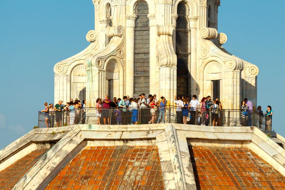 Touristen auf der Spitze der Kuppel des Florenzer Doms