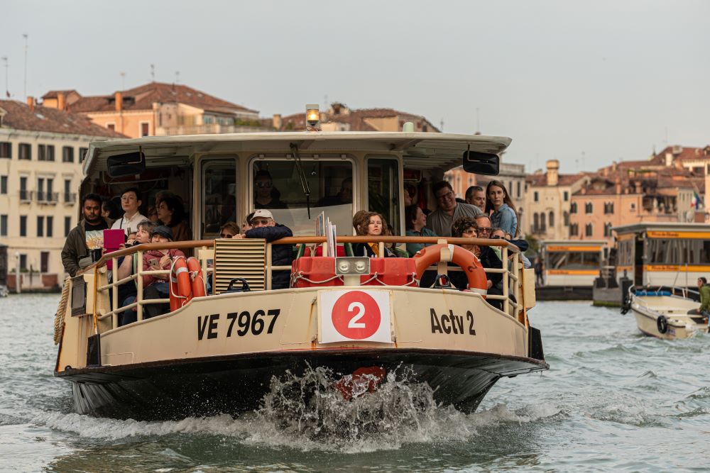 Vaporetto voller Touristen in Venedig im Wasser unterwegs