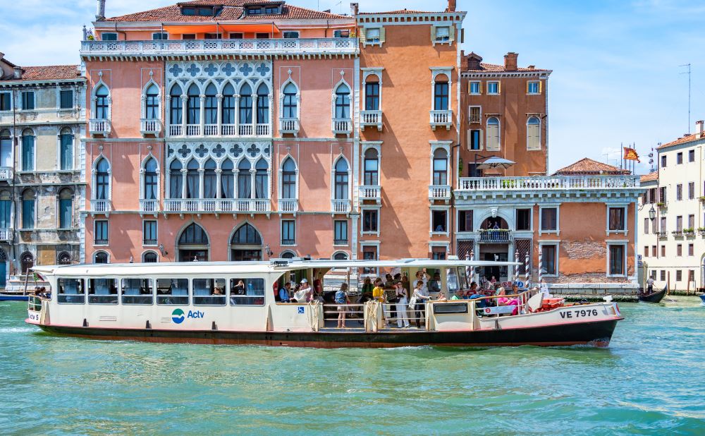 Wasserbus unterwegs auf dem Canal Grande in Venedig