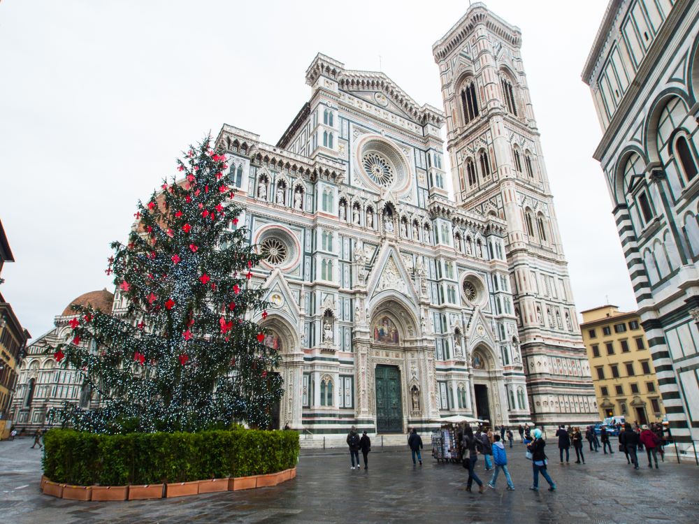 Weihnachtsbaum vor der Kathedrale in Florenz