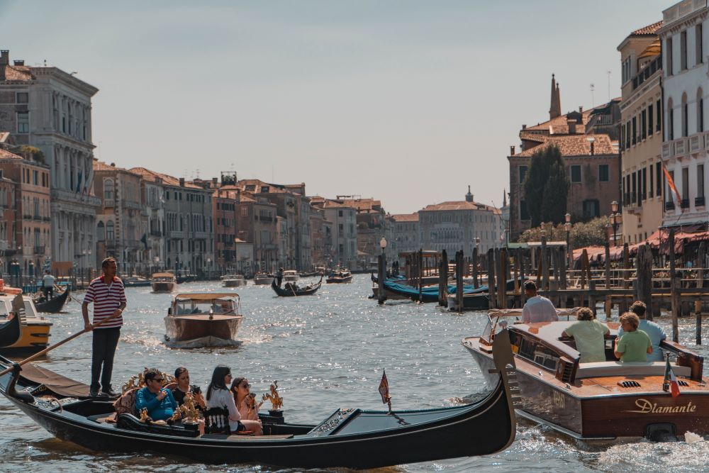Wer seine Gondel mit anderen Touristen teilt kann auch günstig eine Gondelfahrt in Venedig erleben