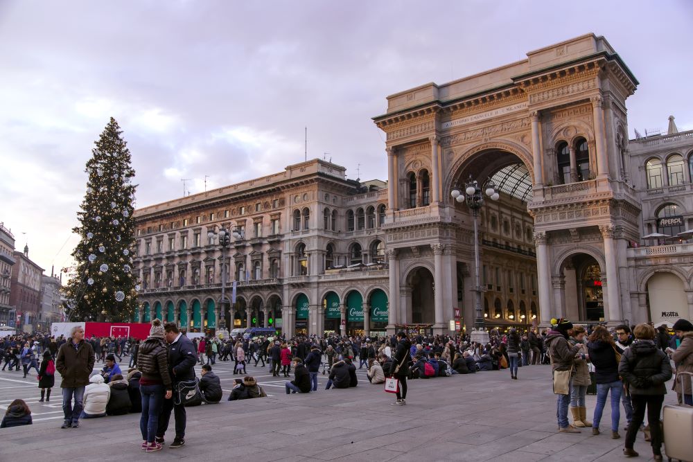 Winterlich geschmückte Innenstadt von Mailand mit Eingang zur Einkaufsgalerie