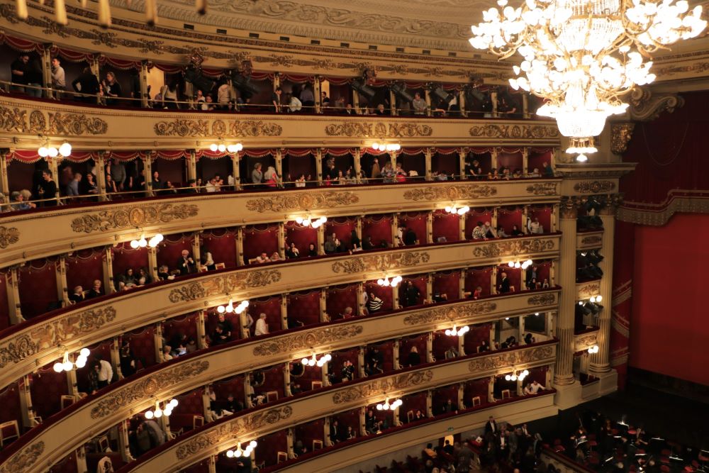 Zuschauer auf den Oberrängen während einer Veranstaltung in der Scala Mailand