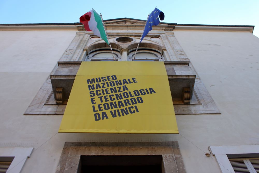 Fahne mit Schriftzug für das Da Vinci Museum