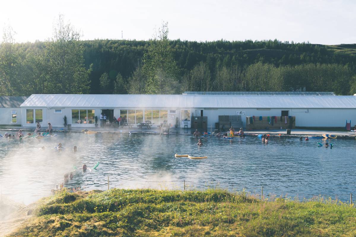 Badegäste im Schwimmbad Gamla Laugin Secret Lagoon