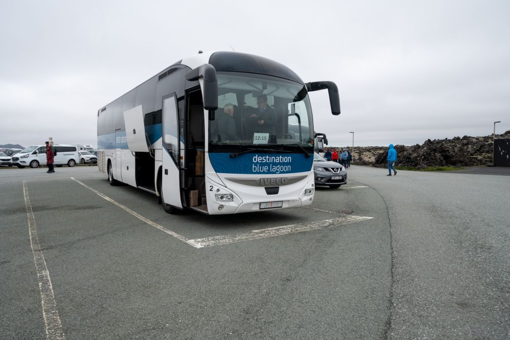 Per Bus kann man von Reykjavik zur Blauen Lagune und zurück fahren