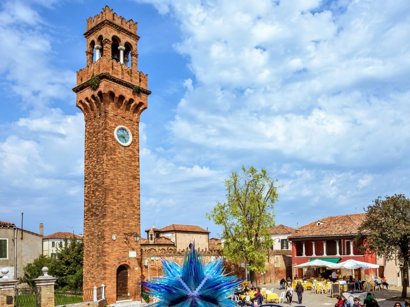 Glasskulptur und Turm auf der Insel Murano