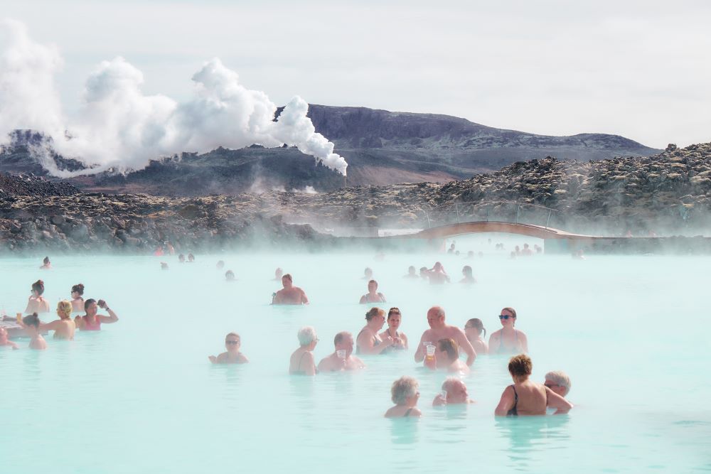 Typisches Bild viele Menschen in der Blue Lagoon