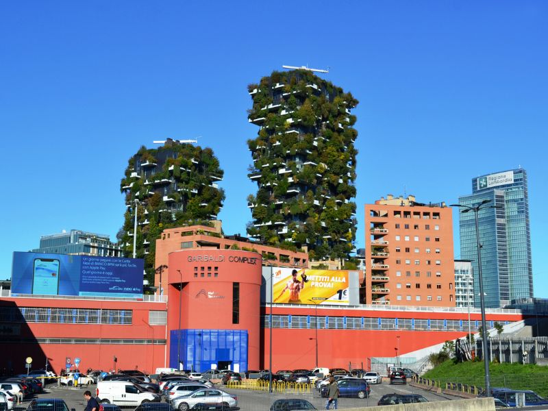 Grüne Hochhäuser Bosco Verticale in Mailand mit Parkplätzen