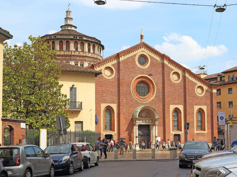 Parkende Autos nahe der Kirche Santa Maria delle Grazie in Mailand