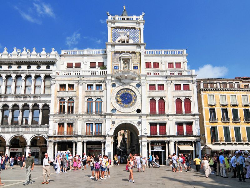 Uhrenturm Torre dell`Orologio mit Ausblick auf Venedig von oben