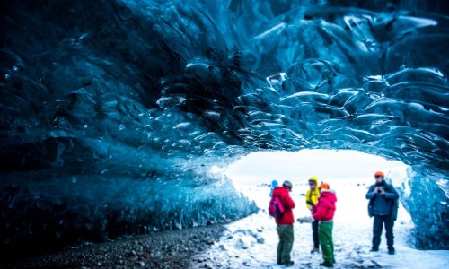 Eishöhlentouren gibt es auch ab Reykjavik zu buchen.